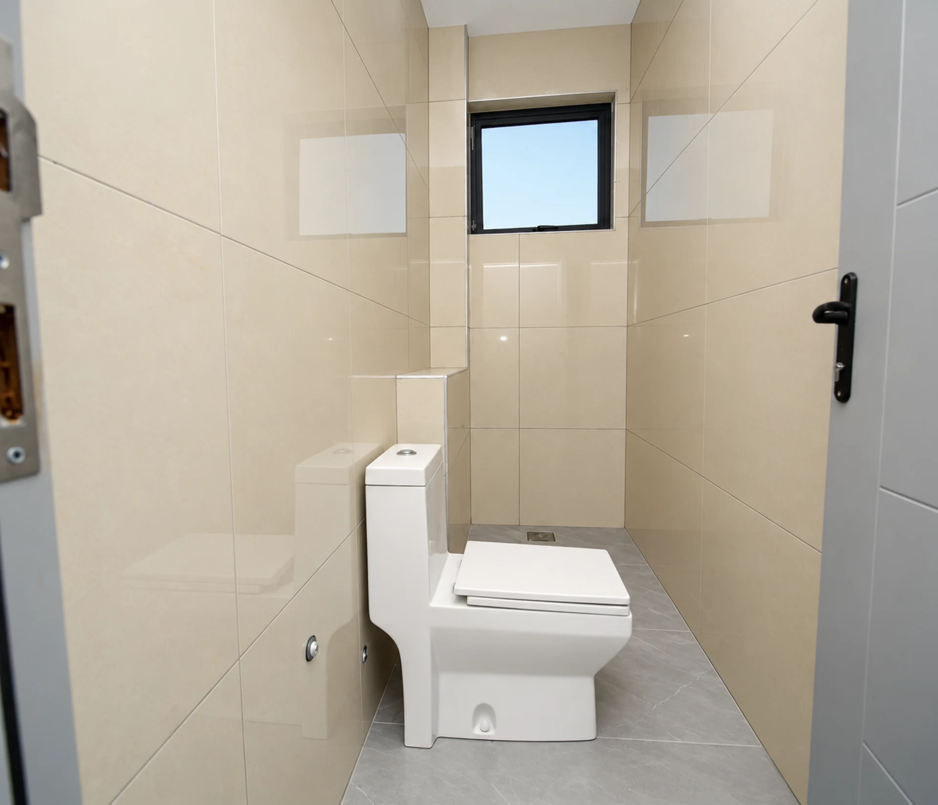A cloakroom WC with a window